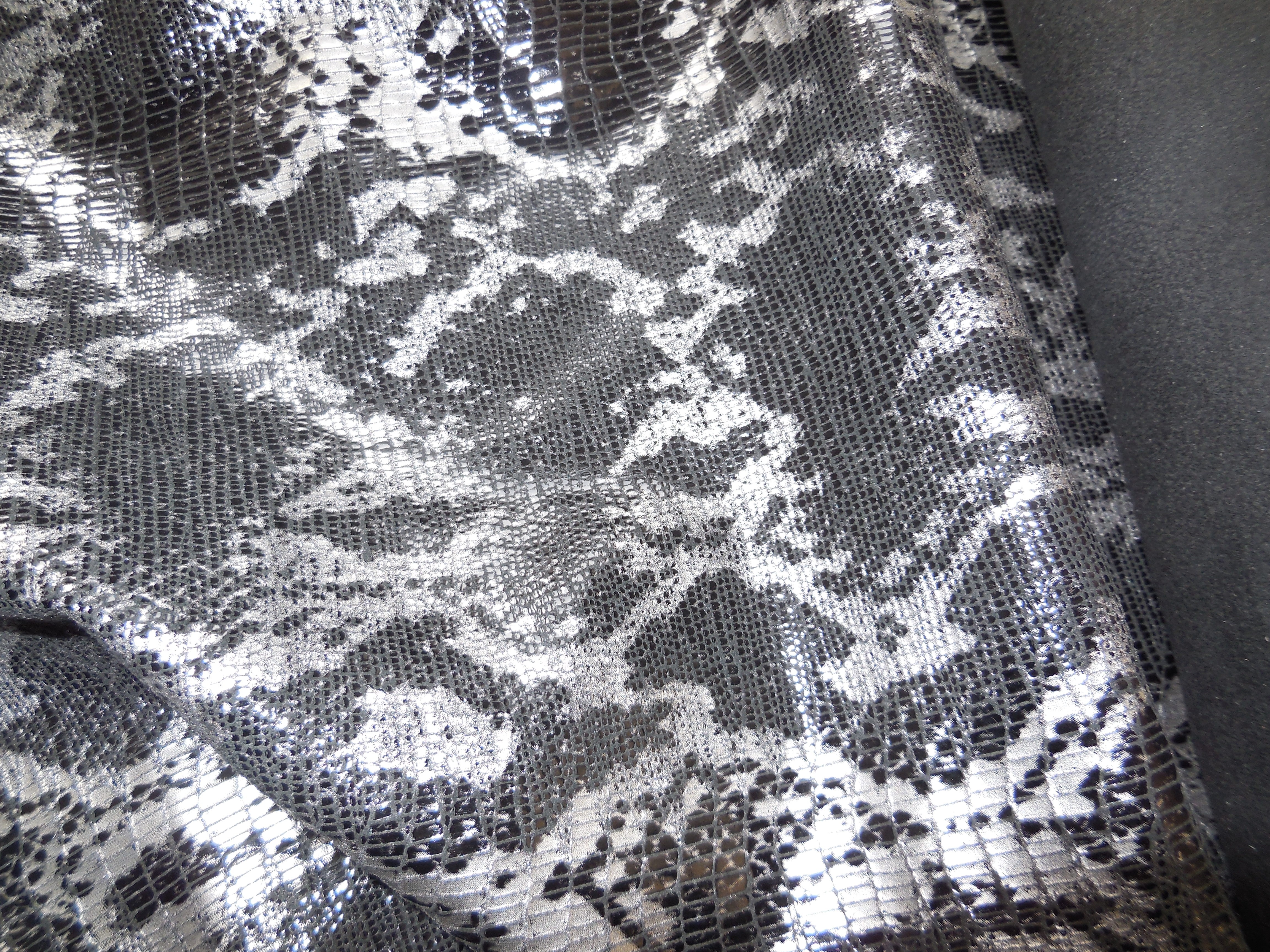 Skóra naturalna cienka, skóra naturalna odzieżowa wzór węża - srebrno- czarna - skóry naturalne wzór węża w Leather-design.eu