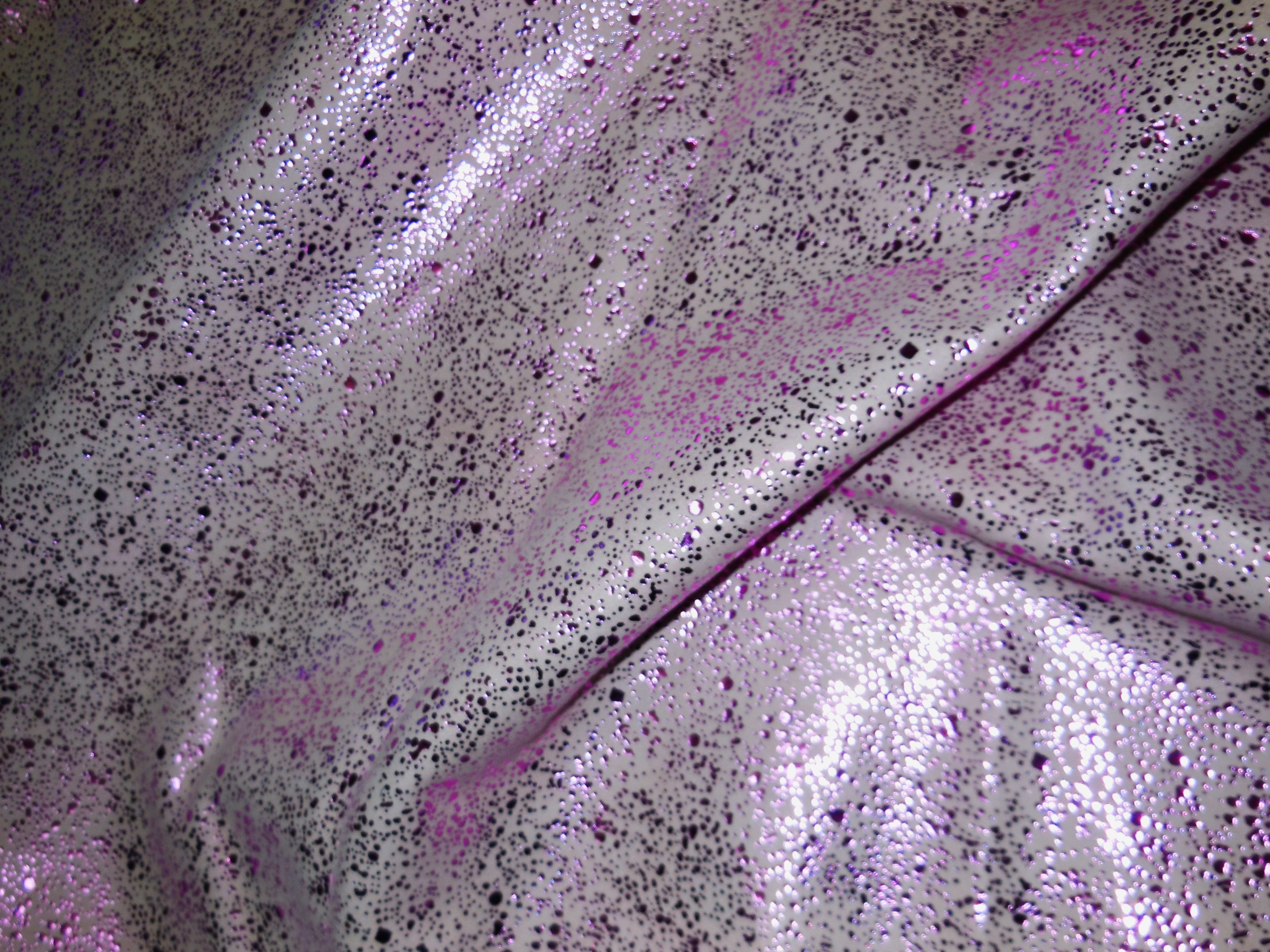 Sukienka ze skóry naturalnej różowa - Spódnica ze skóry naturalnej różowa- Skóra naturalna w kolorze różowym. Skóra naturalna - skóra naturalna różowa nakrapiana. Sprzedaż skór naturalnych odzieżowych Warszawa.
