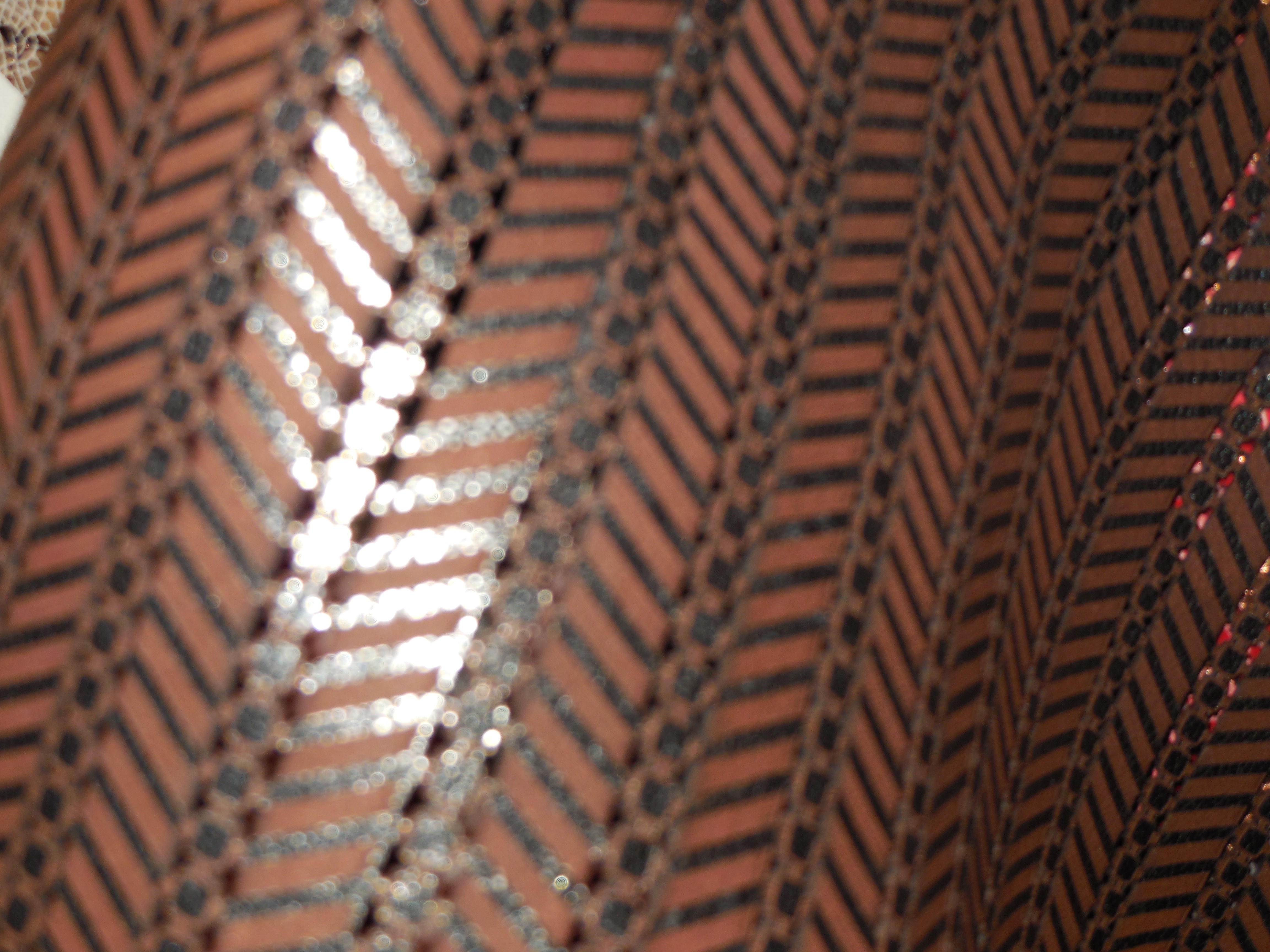 Skóra naturalna brązowa ze złotymi elementami , skóra kaletnicza wzór - skory naturalne kaletnicze, skóry naturalna wycinana laserowo w Leather-design.eu 