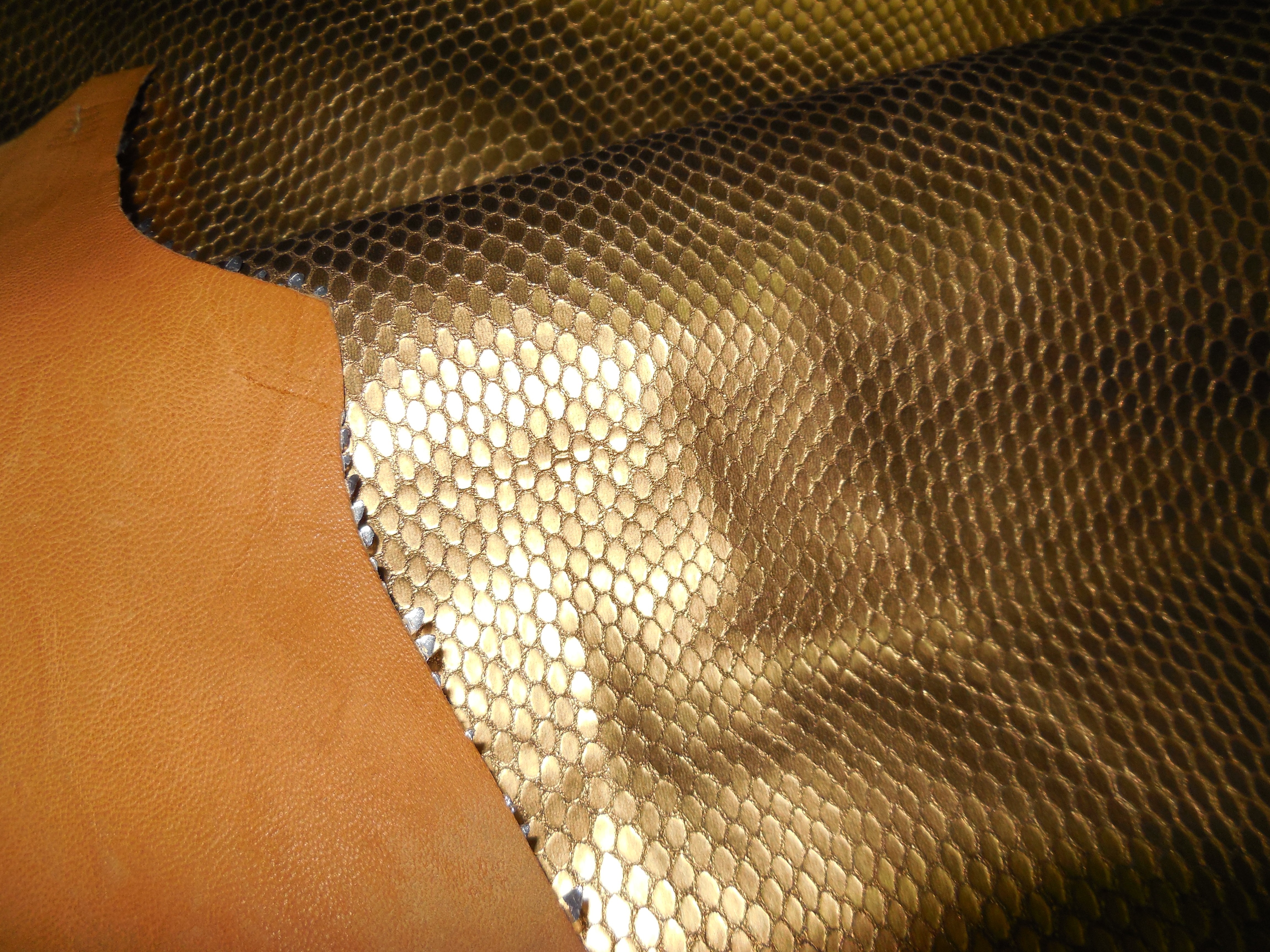 Sprzedaż skor na torebki - Ekskluzywna skóra naturalna złota z super połyskiem-skóra naturalna kaletnicza dwustronna-skóry naturalne w Leather-design.eu