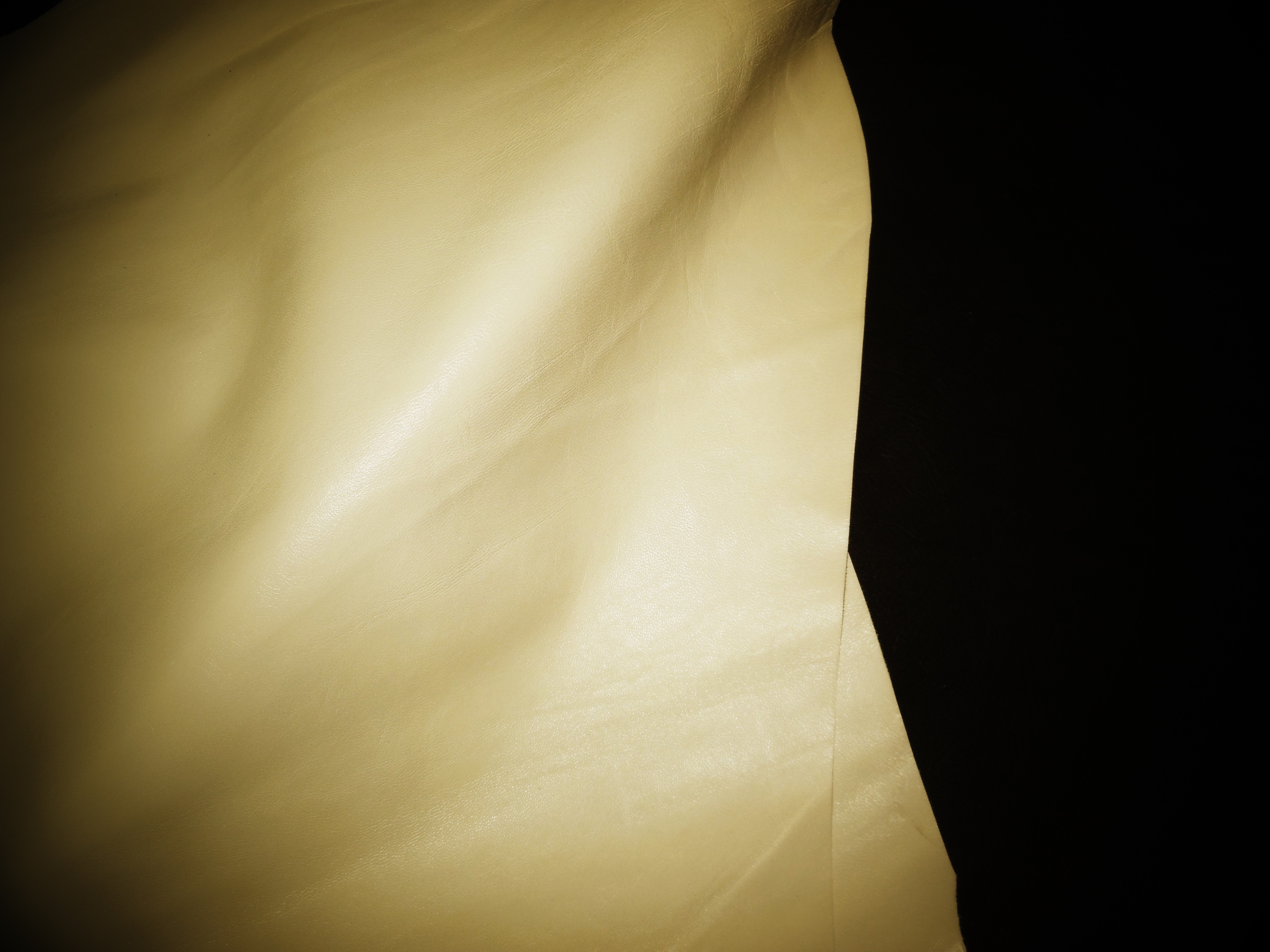 Skóra naturalna kaletnicza żółta cytrynowa z lekkim połyskiem- skóry naturalne kaletnicze na torebki- Leather-design.eu